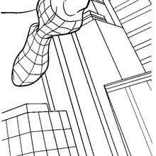 Homem-Aranha saltando pelos edifícios da cidade