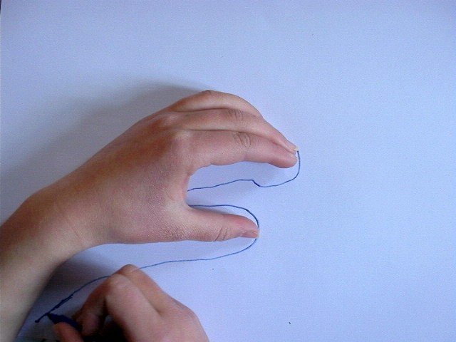 Como desenhar um dinossauro com sua mão