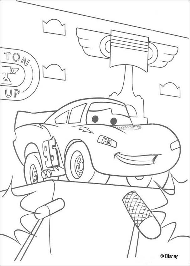 Desenhos para colorir de carros: a corrida entre o mc queen e o