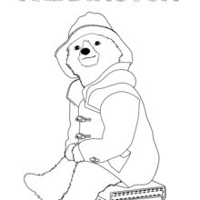 Paddington sentado em sua mala de viagem