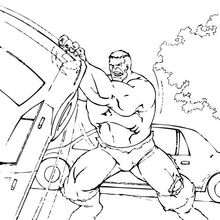 O Hulk destruindo carros