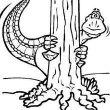 Desenho de um dinossauro se escondendo atrás de uma árvore para colorir