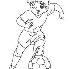 Desenho de um jogador de futebol driblando para colorir