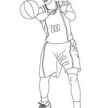 Desenho de um jogador passando a bola para colorir