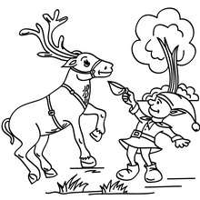 Desenho para colorir de um Duende de Natal dando comida para uma rena