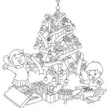 Desenho para colorir de uma Árvore de Natal com presentes e crianças