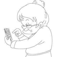 Desenho de uma avó com um celular para colorir