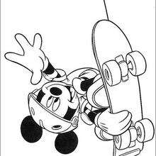 Mickey se divertindo no skate