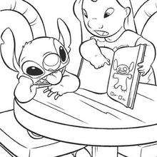 Lilo e Stitch lendo um livro